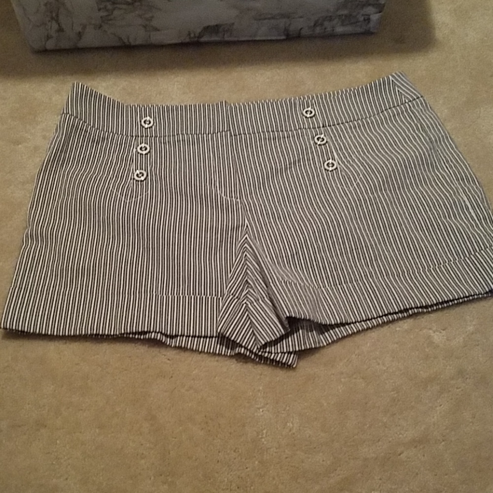 NY&CO 7TH AVENUE PLUS SIZE18PINSTRIPE BL&WH SHORTS